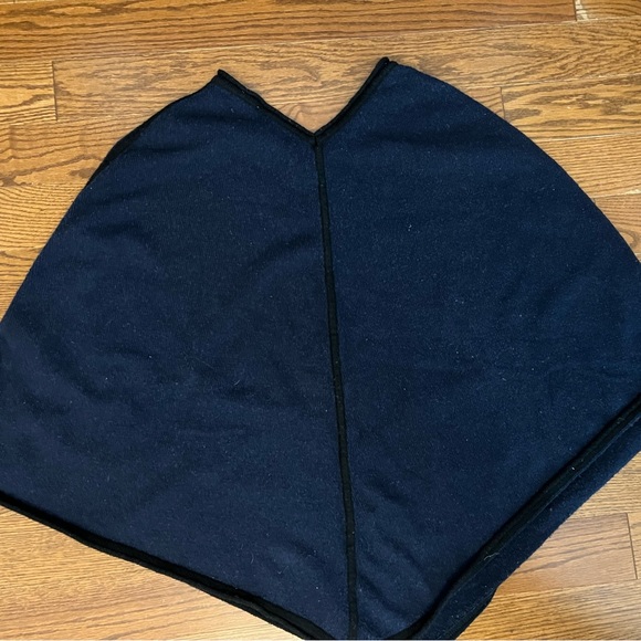Patagonia Poncho - Picture 2 of 4